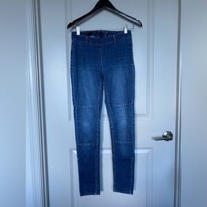 H&M jeans in great condition. Zipper is on the back. They are very comfortable.